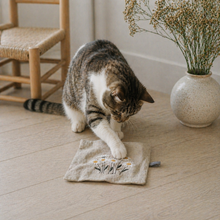 Load image into Gallery viewer, kattprassel cloth - freyja’s daisies - organic catnip crinkle cloth