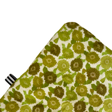 Load image into Gallery viewer, kattprassel cloth - granny gertrude  - organic catnip crinkle cloth